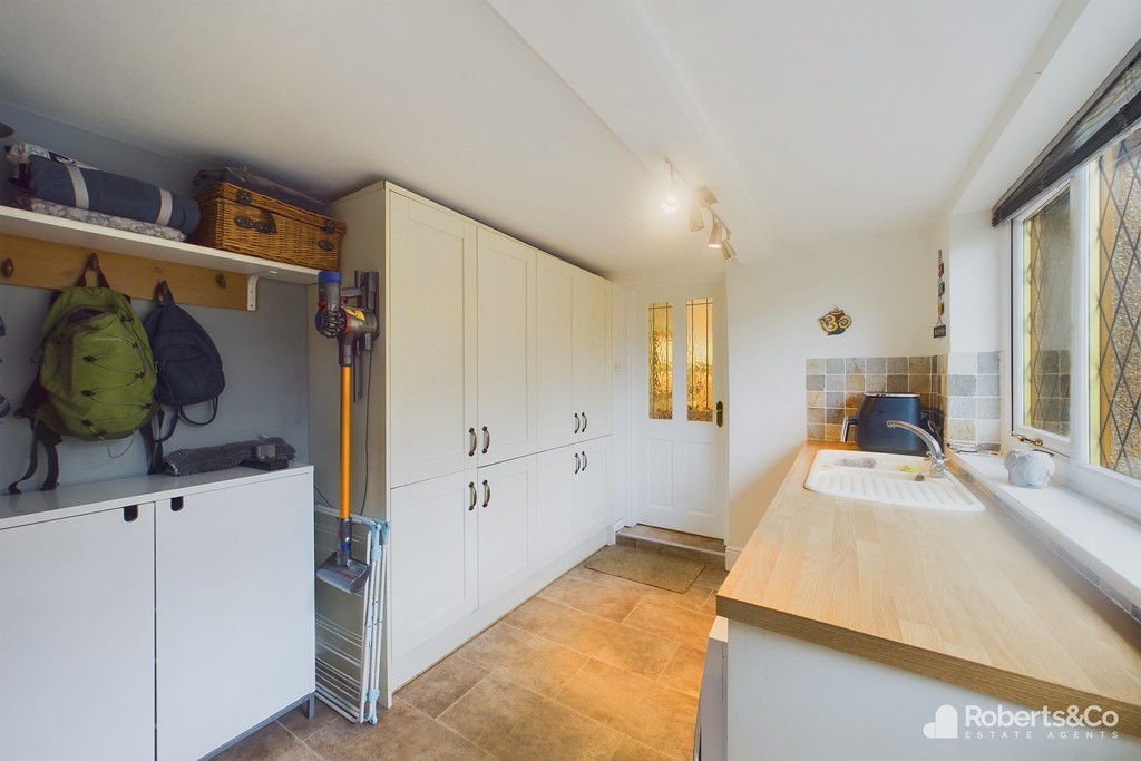Organised kitchen, due to roberts and co estate agent hutton designs