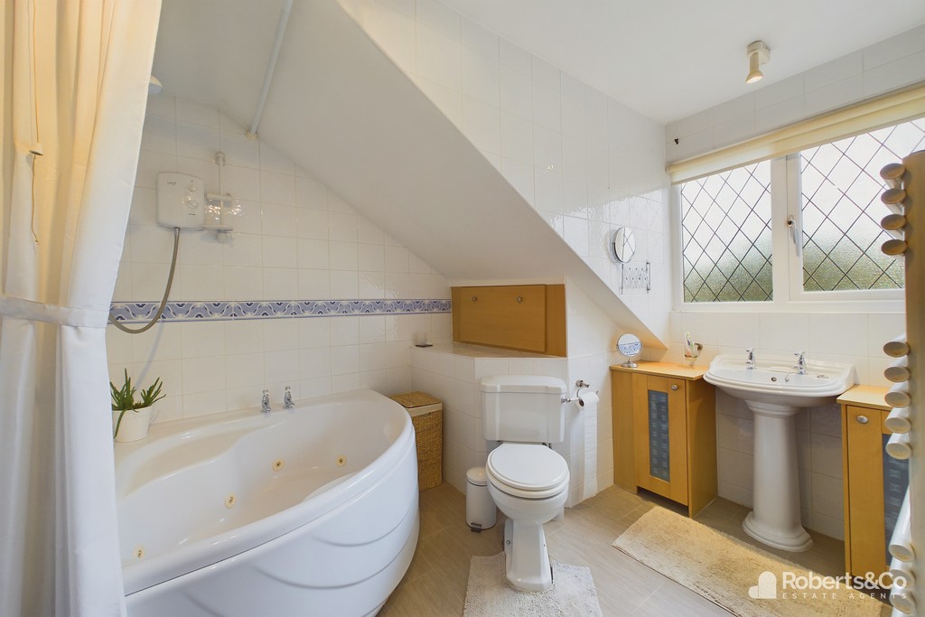 Lindle Lane, Hutton, elgant bathroom with clean toilet, Hutton estate agents