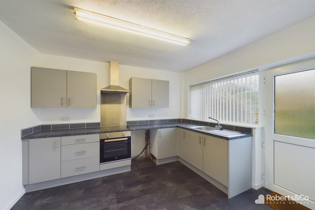 Empty kitchen starter from roberts estate agent walton le dale property