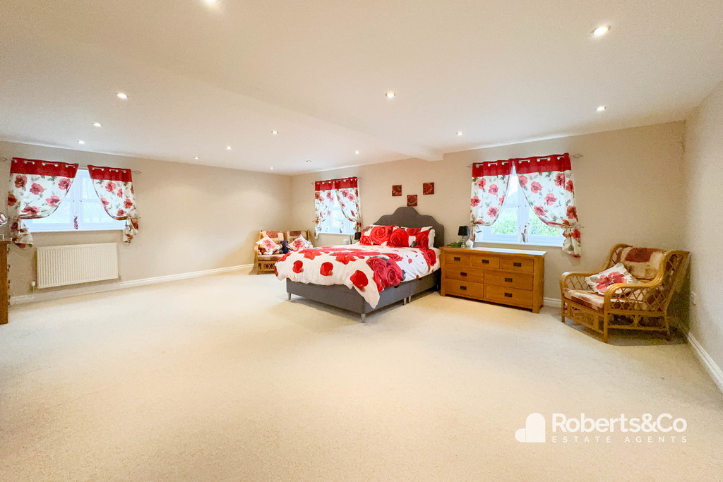 Romantic bedroom with plenty of space in Preston, Penwortham, Old Lane Barn