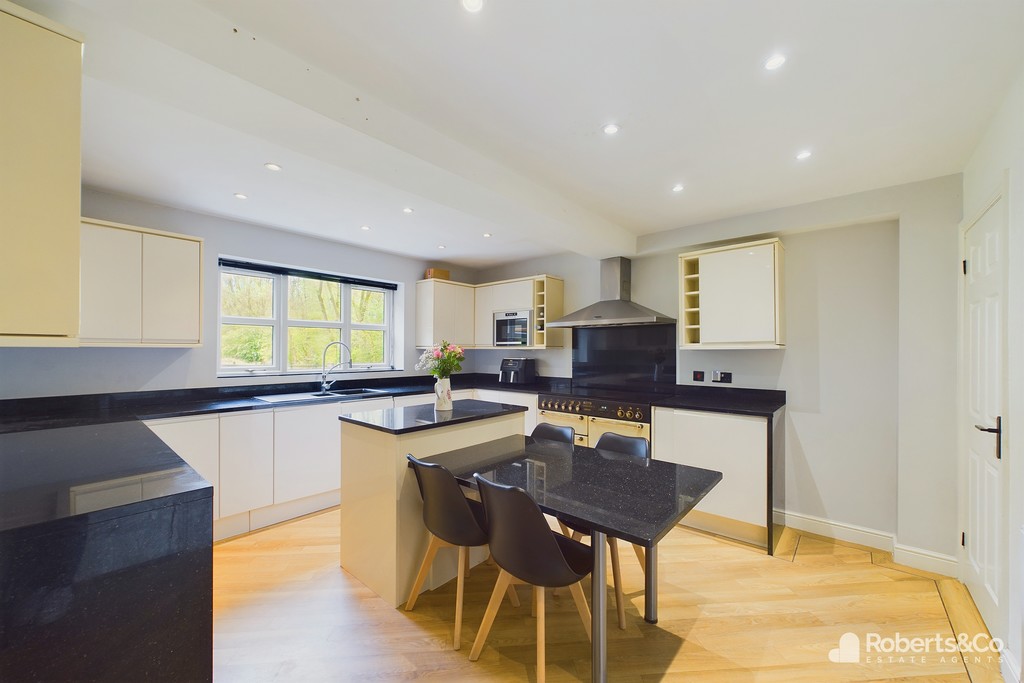 Smooth and Shiny kitchen Design. For a property owned by Roberts&Co