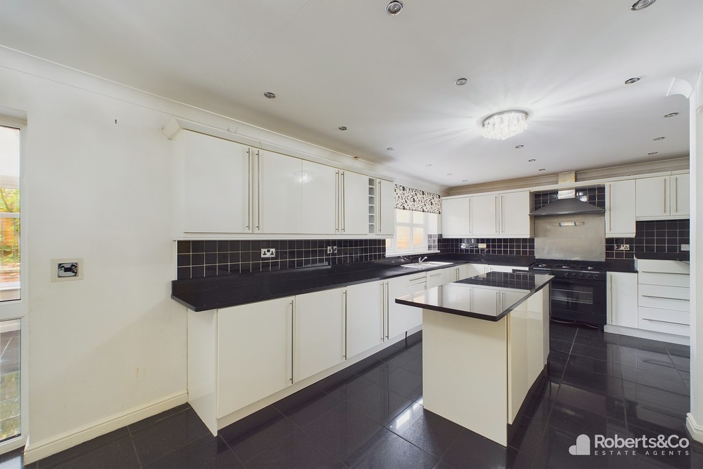 This room, managed by Property Management Walton le Dale and listed by Roberts Estate Agents, is a top choice for those using Letting Agents to find a new home in Farington Moss