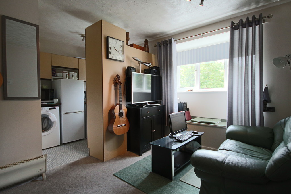 Roberts Estate Agents proudly offers this charming room within a Regend Road property, providing tenants with the highest standard of comfort and convenience through their expert property management services
